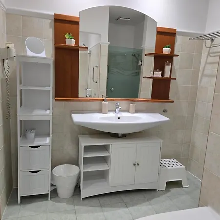 Room4u & Wellness شقة