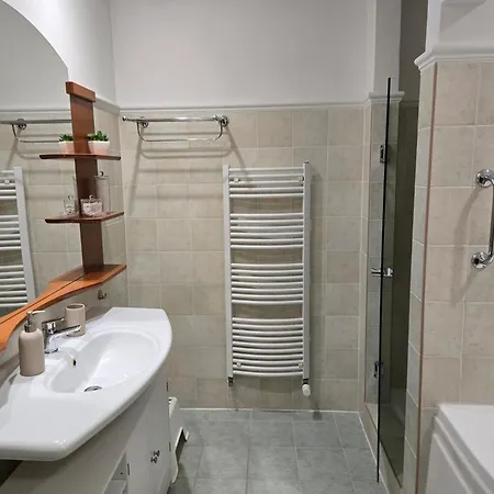 Room4u & Wellness شقة