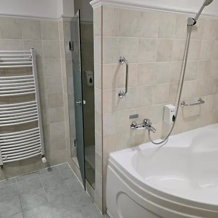 Room4u & Wellness شقة *